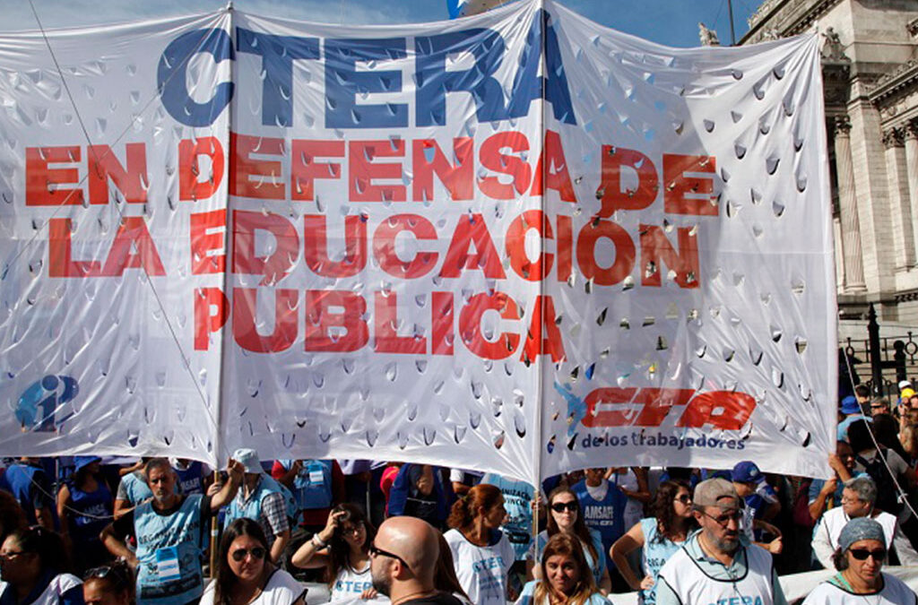La Ctera consideró que Milei representa un peligro para la democracia y llamó a votar por Massa