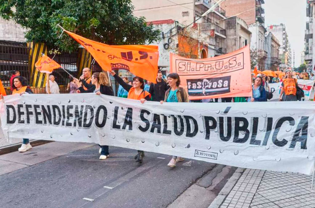 Con Milei en Rosario, los gremios marcharon en defensa de la salud y la educación pública