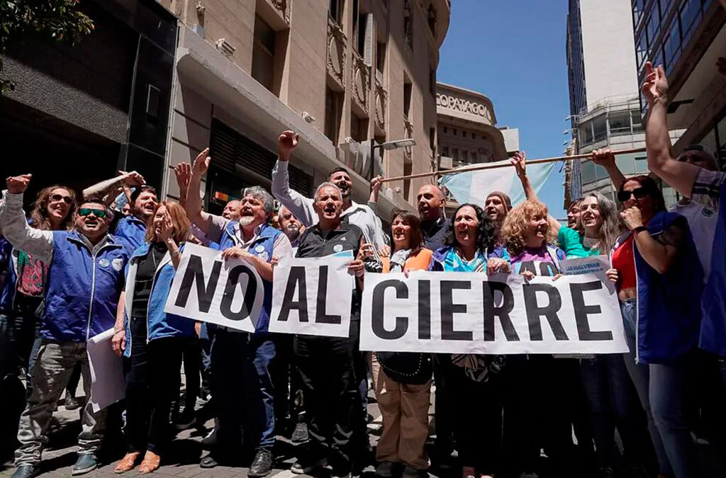 Trabajadores del Banco Central y gremialistas hicieron un abrazo simbólico contra las propuestas de Javier Milei