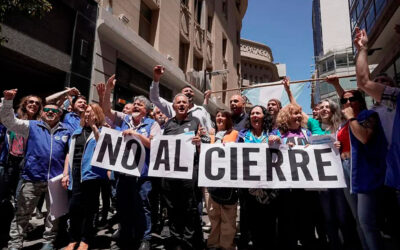 Trabajadores del Banco Central y gremialistas hicieron un abrazo simbólico contra las propuestas de Javier Milei