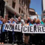 Trabajadores del Banco Central y gremialistas hicieron un abrazo simbólico contra las propuestas de Javier Milei