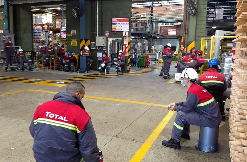 Petroleros acordó un aumento adicional en refinerías y vuelve a discutir en diciembre