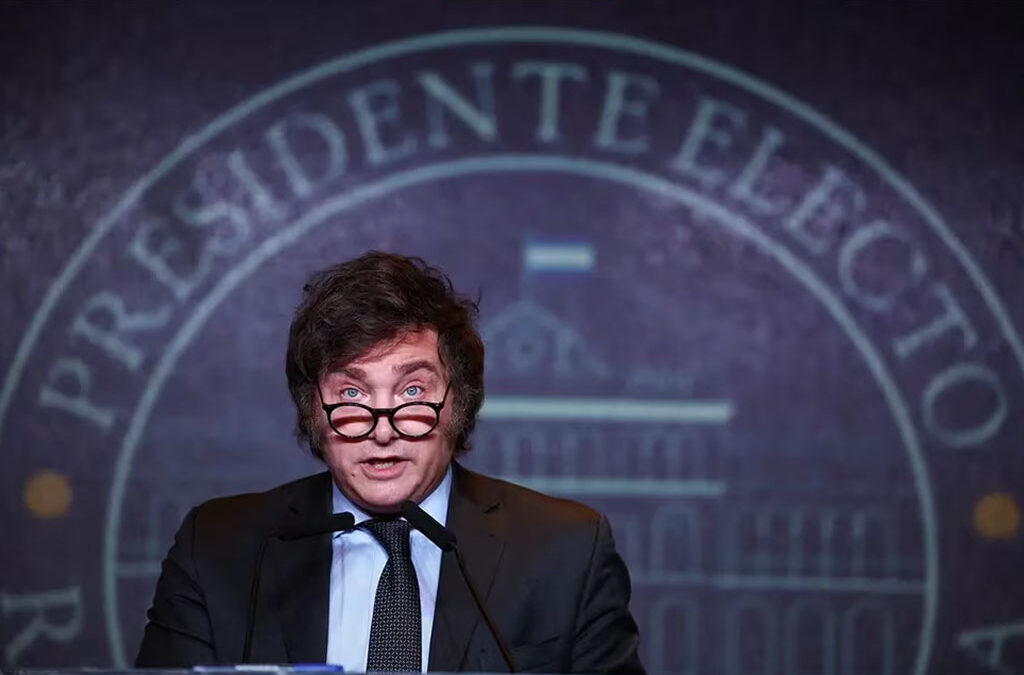 Milei confirmó que privatizará los medios públicos e YPF: la reacción de los sindicatos