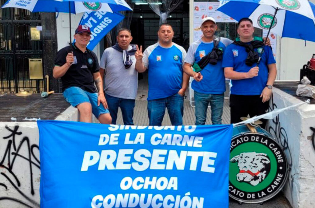 El sindicato de la Carne CABA se manifestó en carnicerías de AgroAtuel SRL para reclamar la regularización de los trabajadores y el cese de la persecución