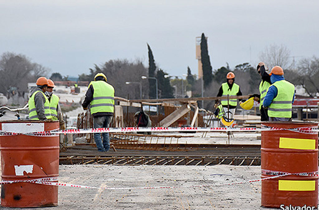 La obra pública ya se resiente en algunos lugares, mientras desde la Uocra se declararon en alerta