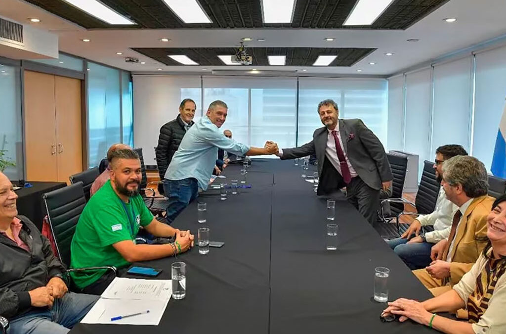 El gobierno de Javier Milei definió cómo será la nueva política salarial y ya cerró su primera paritaria