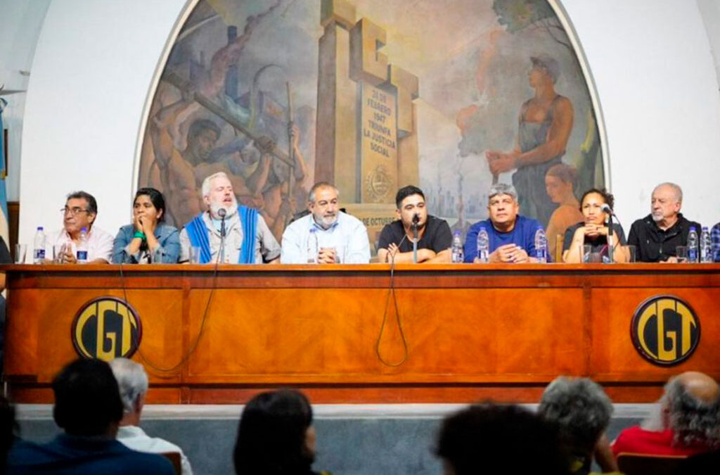 Milei y la motosierra de Caputo despertaron a la CGT y todos los actores sindicales se plantean cómo resistir