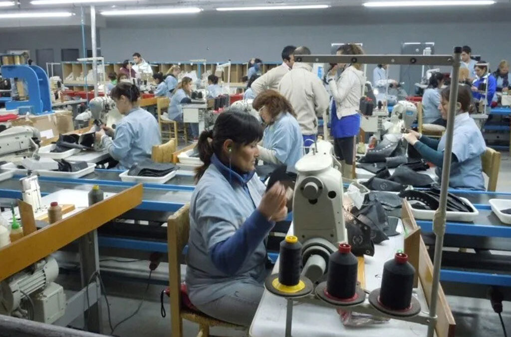 Dos fábricas de zapatillas despidieron 180 operarios
