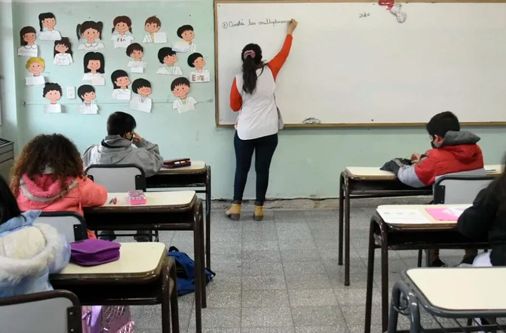 Docentes privados de dos escuelas reclaman que los hacen renunciar en diciembre «para no pagarles vacaciones»