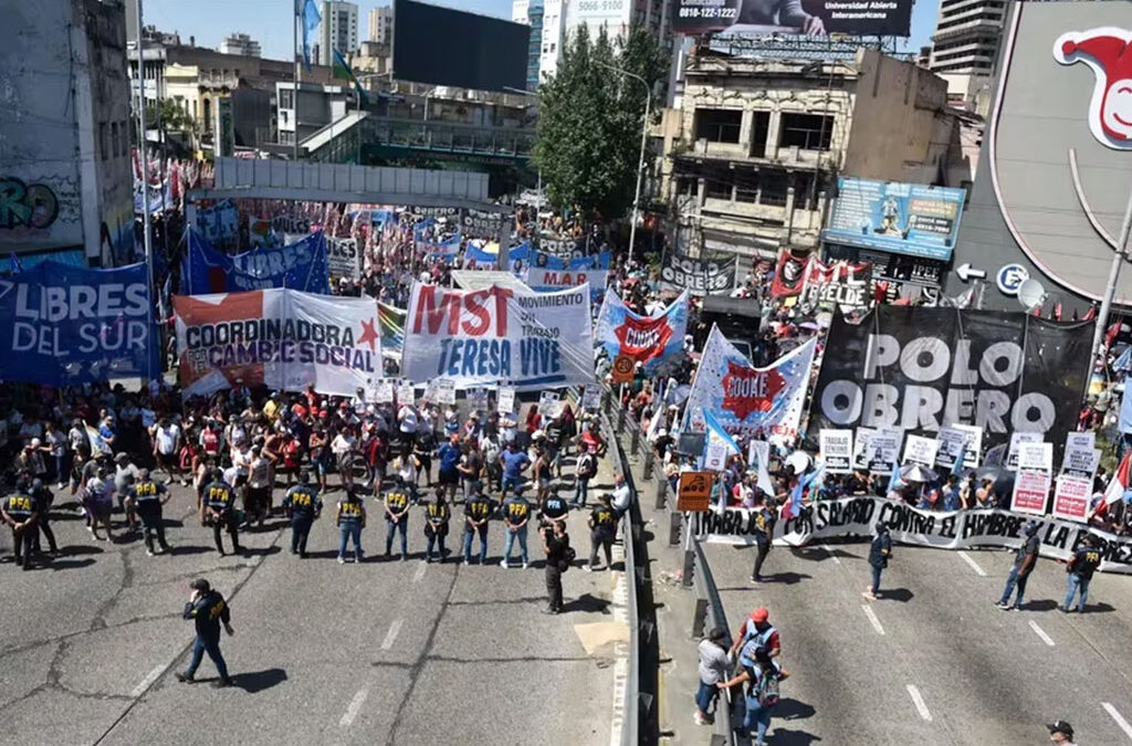 La estrategia de los piqueteros frente al protocolo de Patricia Bullrich: viajes en tren y subte con asistencia de abogados