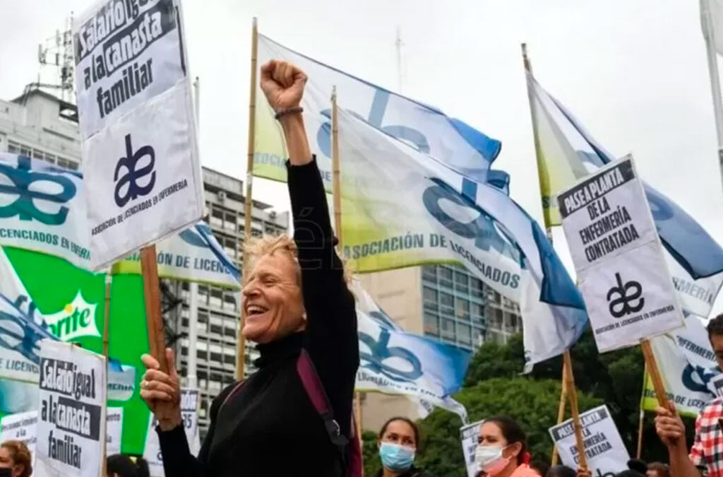 Enfermeros marchan con antorchas para reclamar el reconocimiento profesional