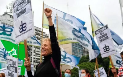 Enfermeros marchan con antorchas para reclamar el reconocimiento profesional