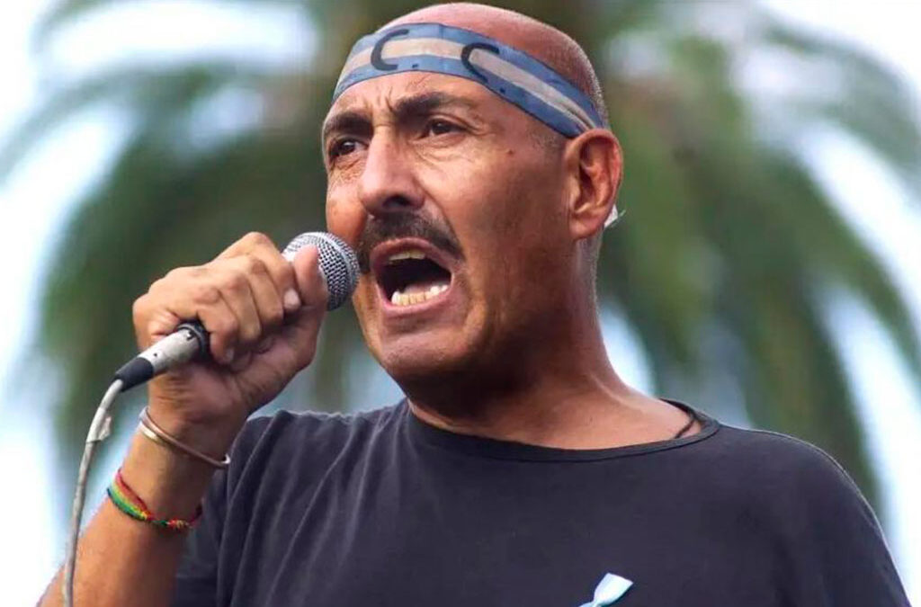 Carlos «Perro» Santillán: «La Gendarmería nos secuestró el micro, me hace acordar a la dictadura»