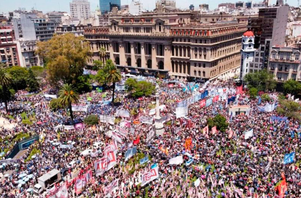 Los gremios y organizaciones sociales marcharon masivamente a Tribunales para pedir la nulidad del Decreto del Gobierno