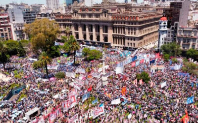 Los gremios y organizaciones sociales marcharon masivamente a Tribunales para pedir la nulidad del Decreto del Gobierno