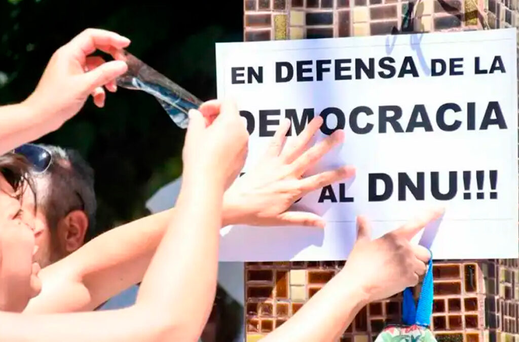 Un juez federal de Neuquén admitió un amparo contra el DNU de Milei y lo envió a Buenos Aires