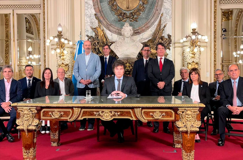 Límites al derecho de huelga, nuevo sistema de indemnizaciones, extensión del período de prueba y el banco de horas: los puntos del DNU que suspendió la Justicia