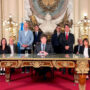 Límites al derecho de huelga, nuevo sistema de indemnizaciones, extensión del período de prueba y el banco de horas: los puntos del DNU que suspendió la Justicia