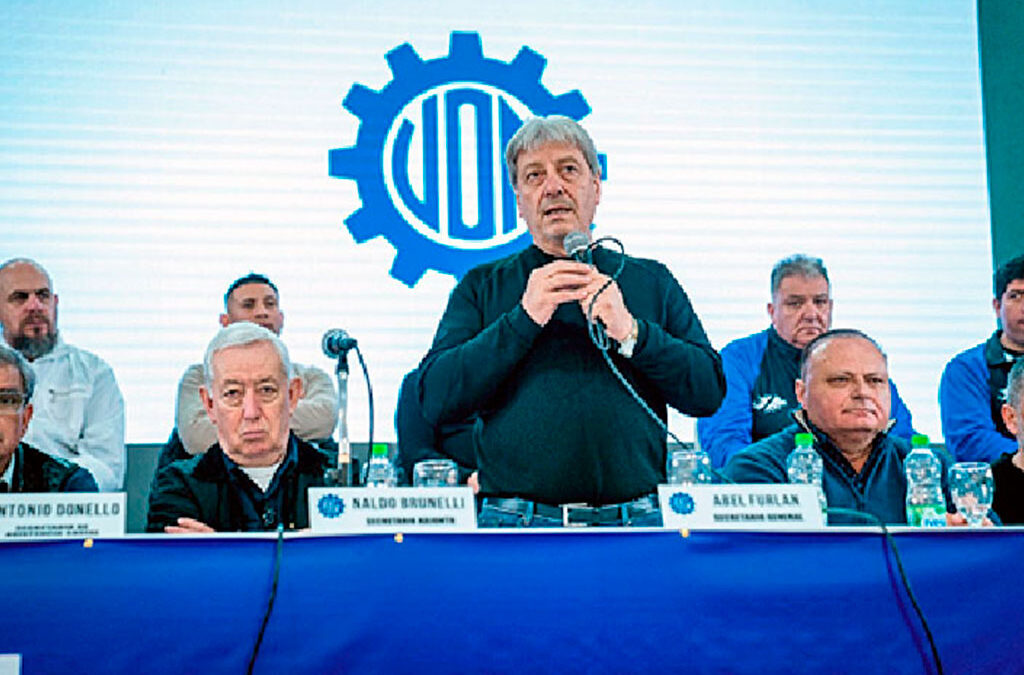 Los trabajadores metalúrgicos temen por despidos mientras cobran el último aumento antes de la paritaria