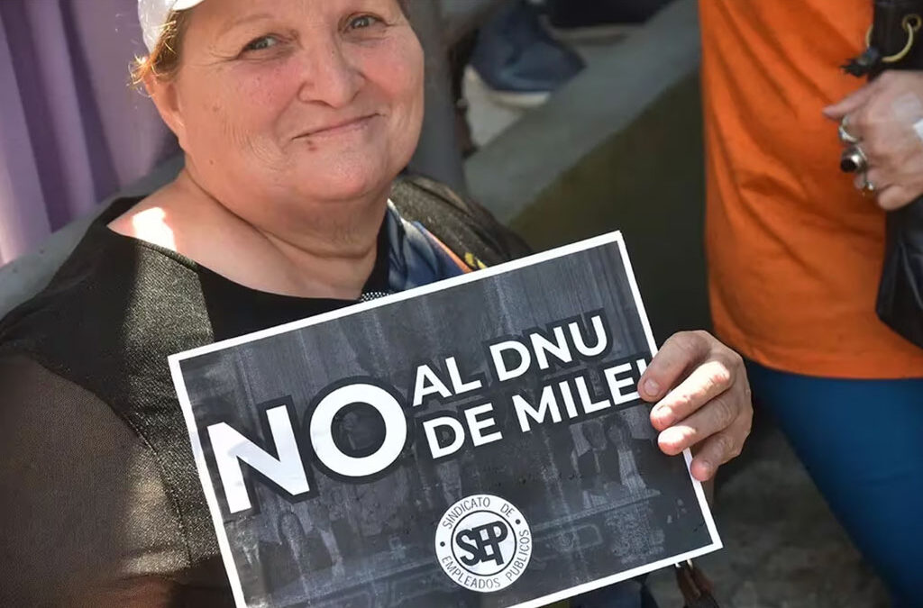 Qué dice la letra chica del DNU de Milei que la Justicia frenó