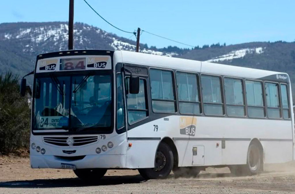 Bariloche va por el tercer día de paro de colectiveros en plena temporada alta: Les deben el salario de diciembre y el aguinaldo