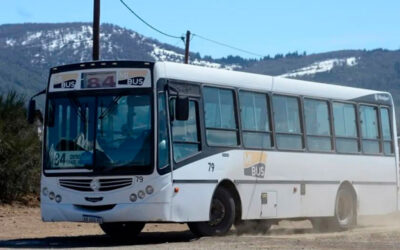 Bariloche va por el tercer día de paro de colectiveros en plena temporada alta: Les deben el salario de diciembre y el aguinaldo