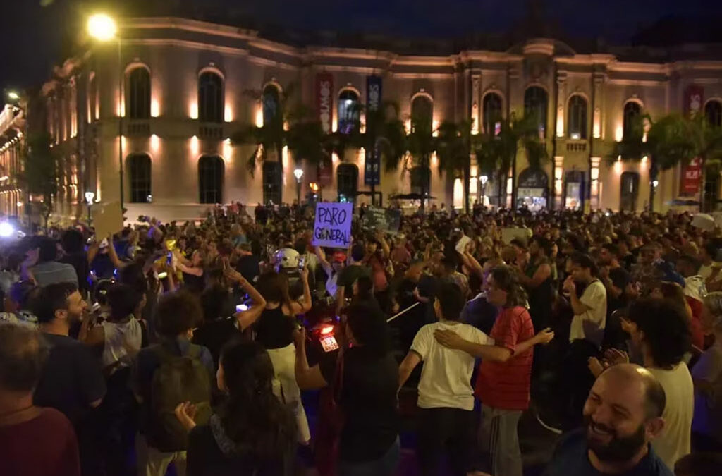 Cacerolazo cultural, la movilización convocada en todo el país contra la ley ómnibus
