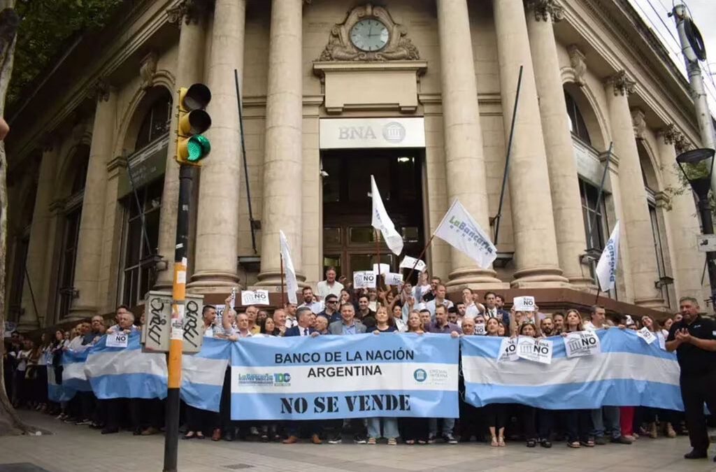 “Abrazo al Banco Nación”: empleados protestaron en Mendoza contra la privatización que propone Milei