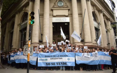 “Abrazo al Banco Nación”: empleados protestaron en Mendoza contra la privatización que propone Milei