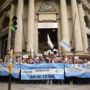 “Abrazo al Banco Nación”: empleados protestaron en Mendoza contra la privatización que propone Milei