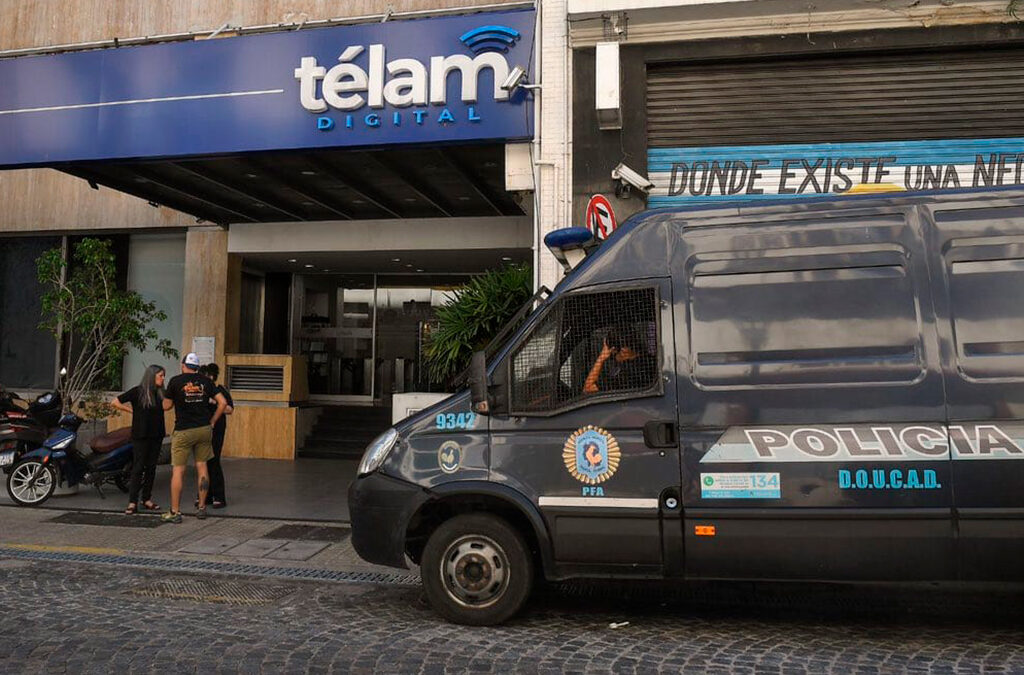 El Gobierno envió policías a las puertas de los medios públicos nacionales: «No puede dejar de leerse como una intimidación y representa una amenaza para la libertad de expresión»