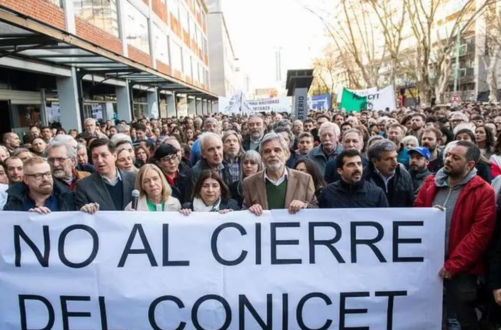 Protestas por la suspensión de becas y despidos en el Conicet