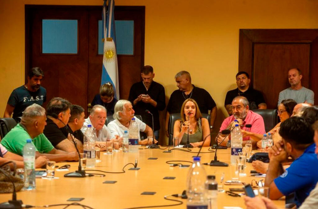 Héctor Daer con dirigentes deportivos en la CGT