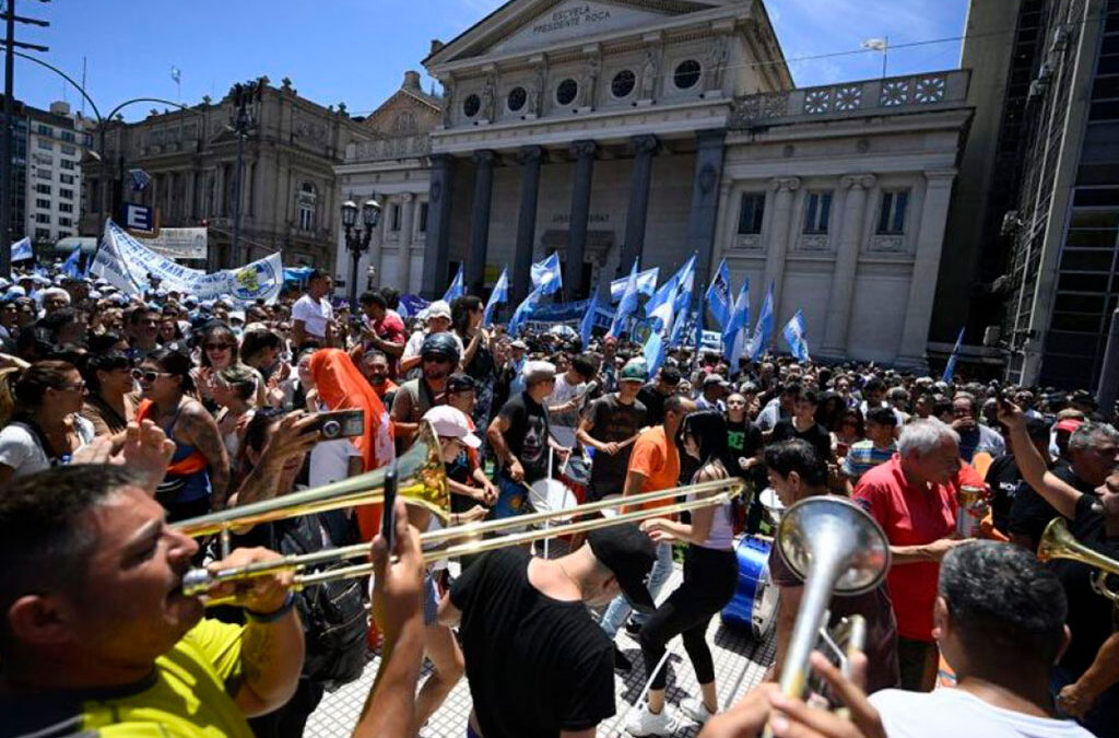 Las centrales sindicales aspiran a canalizar la bronca con el plan de Milei