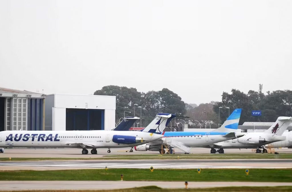 Los gremios aeronáuticos se sumarán al paro de la CGT y habrá complicaciones con los vuelos
