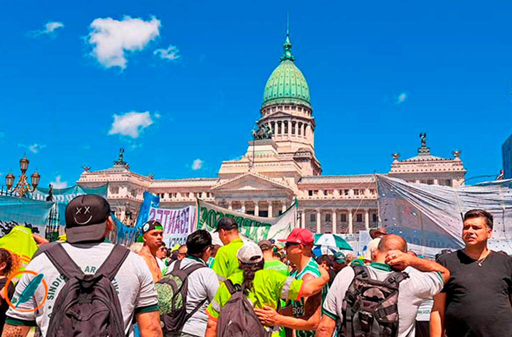 Masiva movilización de organizaciones sindicales y sociales al Congreso Nacional