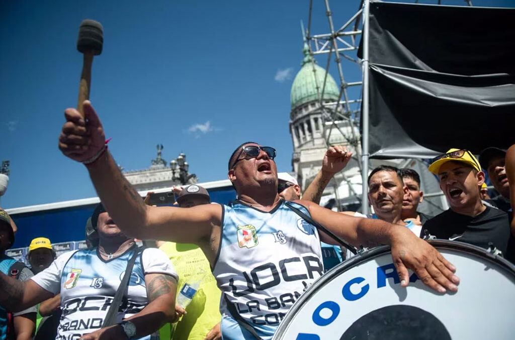 Argentina vive una jornada de paro con vuelos cancelados, bancos cerrados y una multitud frente al Congreso