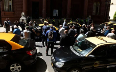 Tras el paro de taxis se disparó una polémica entre propietarios y el Sindicato de Peones