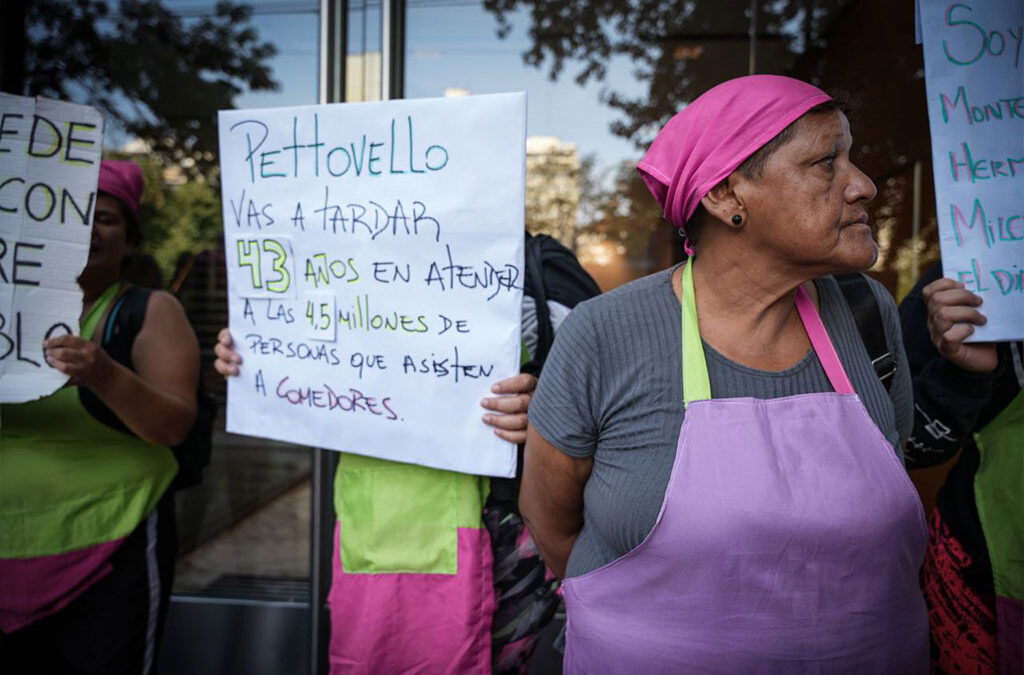 El gremio de las organizaciones sociales le plantó la «fila del hambre» a Pettovello en Capital Humano y ahora el Gobierno pide reclamar por «canales oficiales»