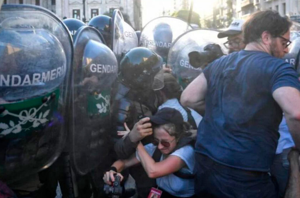Denuncian detenciones arbitrarias y ataques a periodistas en la represión en inmediaciones del Congreso