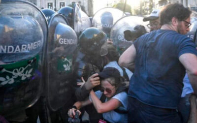 Denuncian detenciones arbitrarias y ataques a periodistas en la represión en inmediaciones del Congreso