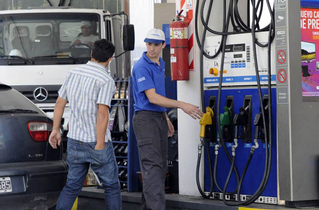 Trabajadores de estaciones de servicio acuerdan un aumento del 43%