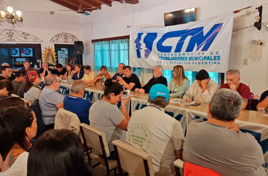 En la base de la pirámide salarial, los municipales padecen la motosierra: «El ajuste lo van a sufrir todos los trabajadores, y los estatales más, pero los municipales venimos corriendo muy de abajo»