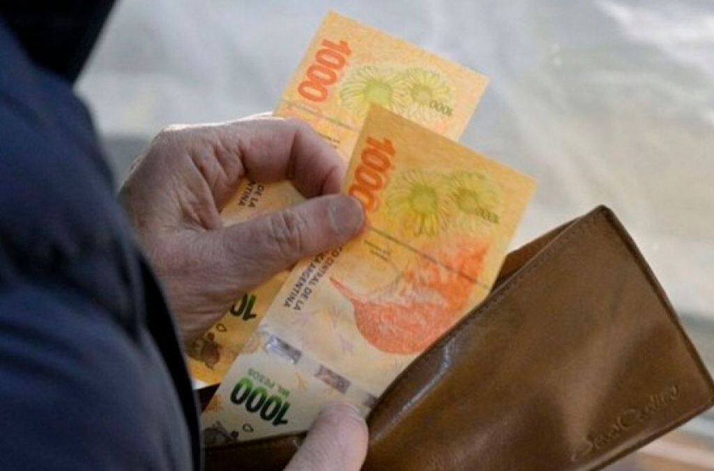 El índice de salarios creció 152,7% en 2023 contra una inflación del 211,4%