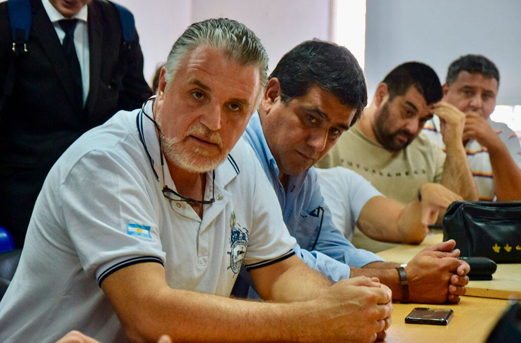 Marítimos sostienen el paro de Arena y Piedra y gremios proponen abastecer el Litoral por vía terrestre