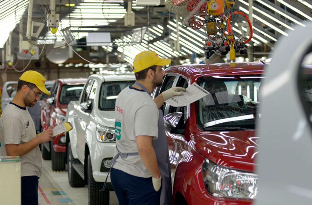 Por el freno de la industria automotriz Toyota recorta las horas extra, frena la efectivización de contratados y estima que le «sobran» 400 empleados