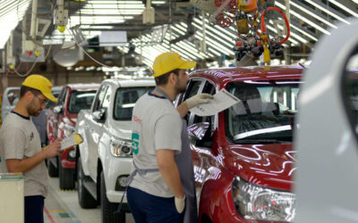 Por el freno de la industria automotriz Toyota recorta las horas extra, frena la efectivización de contratados y estima que le «sobran» 400 empleados