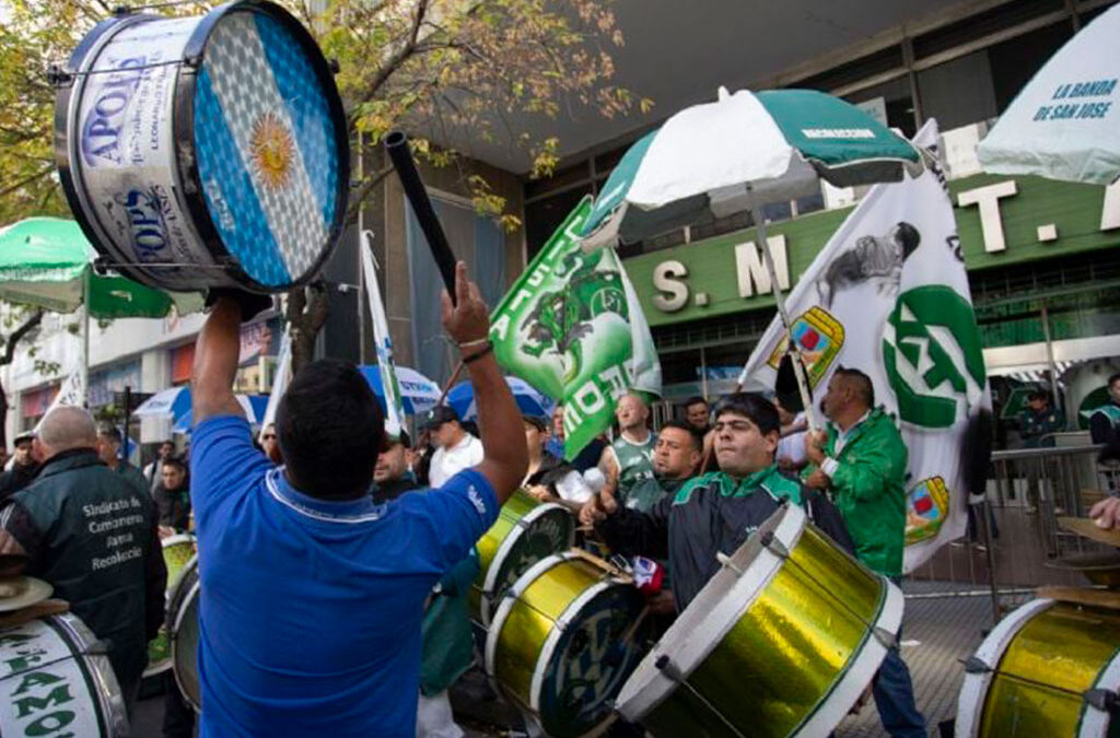 El poderoso gremio que sigue de campaña y le declaró la guerra a Javier Milei