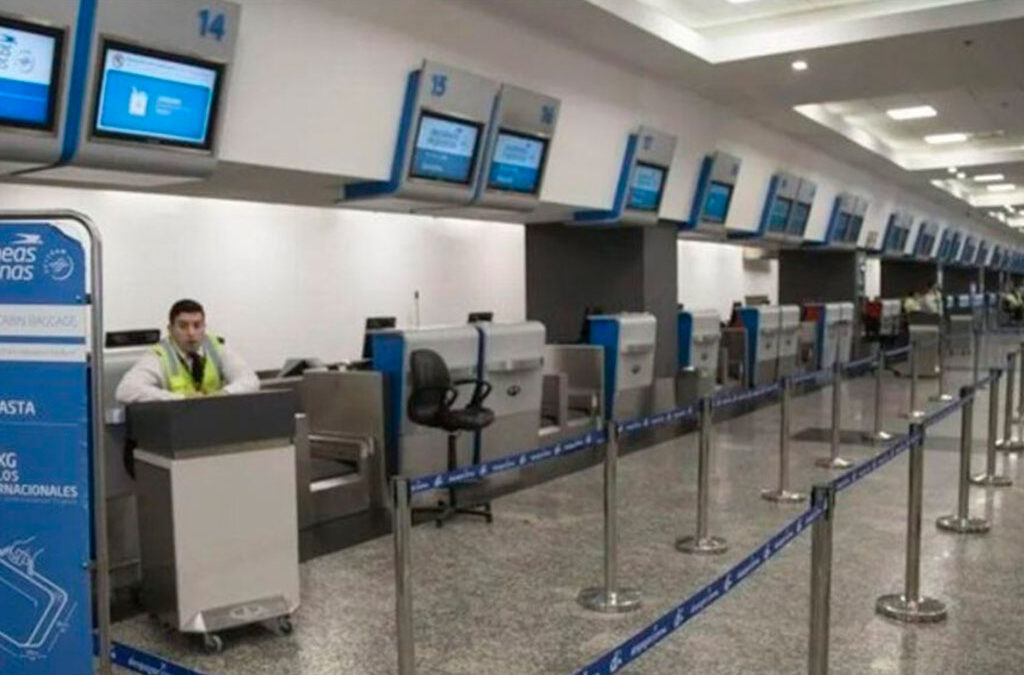 Aerolíneas argentinas ofreció un aumento del 12% a cobrar en abril y tres gremios van al paro
