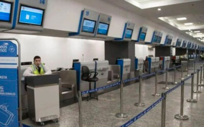 Aerolíneas argentinas ofreció un aumento del 12% a cobrar en abril y tres gremios van al paro